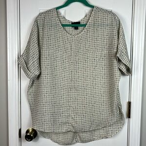 Lumiere cream/black square short sleeved top w splint back size medium.